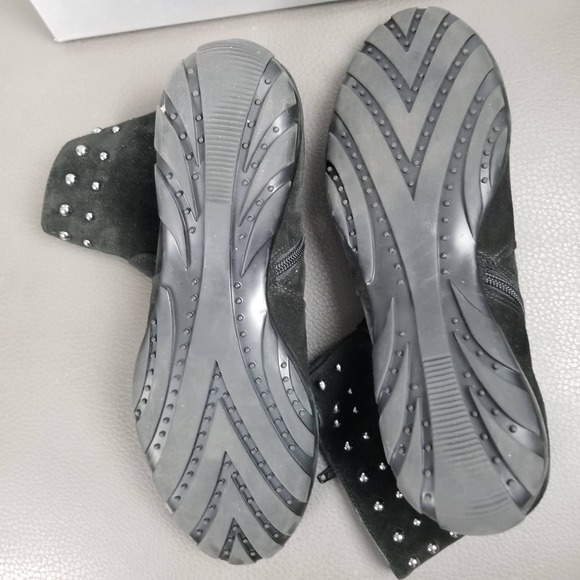 Vaneli Anthea Black Suede Studded Zip Booty 10M - Picture 3 of 3